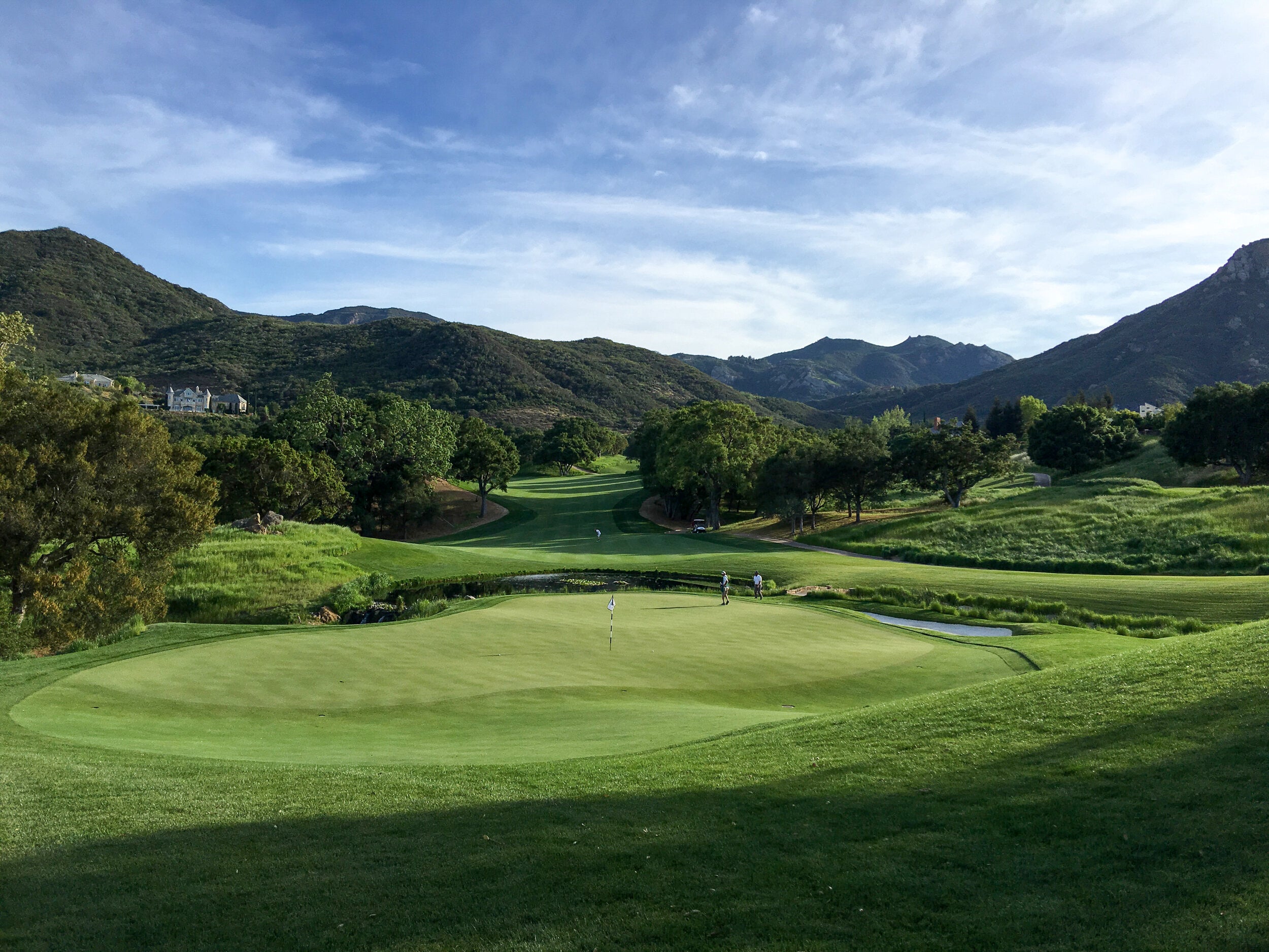 What are the essential golf training equipment items for beginners?