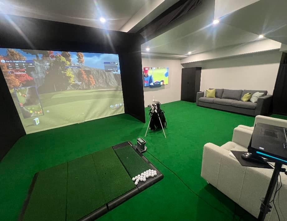 What is everything You Need to Have in Your Home Indoor Golf Simulator?